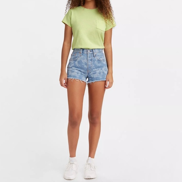 501® HIGH RISE WOMEN'S SHORTS / Color: Athens Blossom - Light Wash - Picture 3 of 9